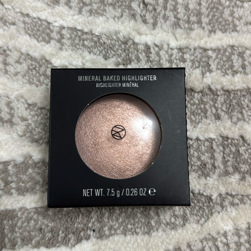 Il Makiage mineral baked highlighter